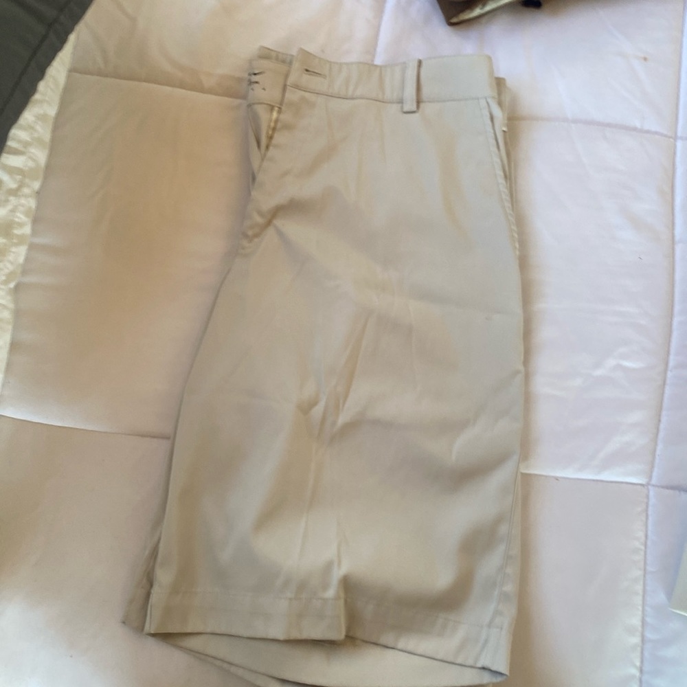 Men’s off white golf shorts